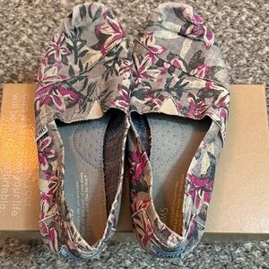 TOMS Women's Pink and Gray Floral Loafers